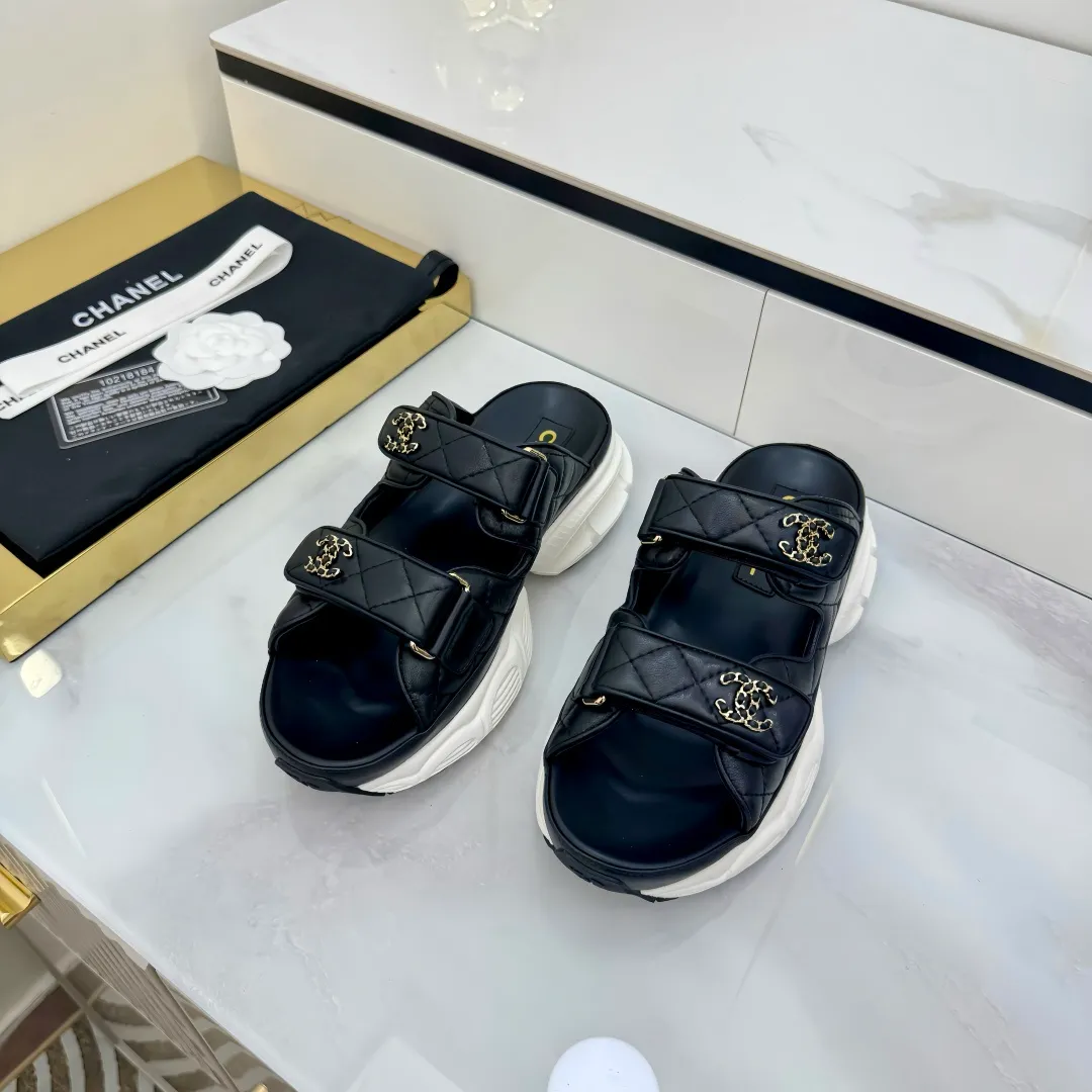 👟👟Ex-factory price 680👟👟 Top version... Chanel｜Chanel Xiaoxiang Velcro Beach Slippers Slippers Casual Beach Shoes 25ss Spring and Summer New Style! Beach shoes are a hit all over the internet! The latest model from the counter, I am still willing to buy it on my feet. It must be ranked among the most popular models. It is invincible in all seasons. Various bloggers and Internet celebrities can see the matching styles. Highly recommended. Pearlescent sheepskin upper, sheepskin lining, suede for the feet. Original open-molded TPU outsole size: 35-40 (customized for 40 and 41). Full set of original packaging 👉 👉